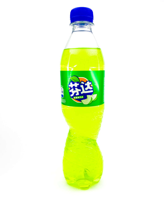 Frontansicht der chinesischen Fanta Green Apple in der 500ml Flasche